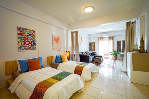 Large room with Bathroom ensuite - #1 - The colorful one - 2 Singlebeds