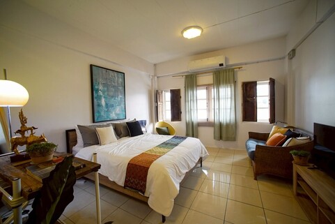 Large room with Bathroom ensuite - #2 - The Calm one - Queen Bed