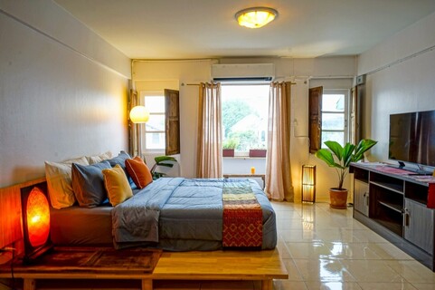 Large room with Bathroom ensuite - #3 - The Top Floor - Queen Bed