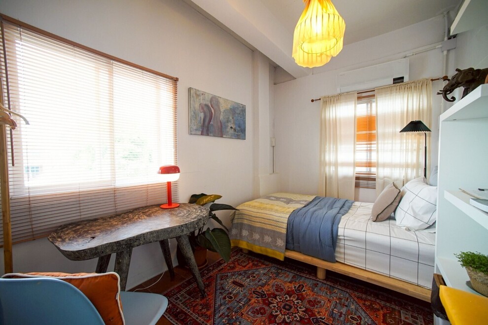 Small single room - Shared bathroom - #1B & #2B